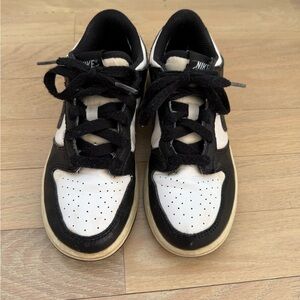 Nike Kids Low Dunk Pandas. Black and white, size 1.5Y.